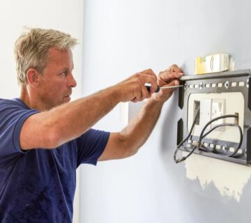 میز تلویزیون دیواری چگونه نصب می‌شود؟