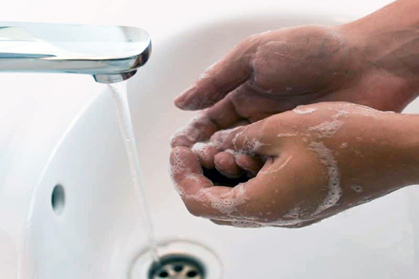 شستن دست ها زیر سنسور شیر چشمی