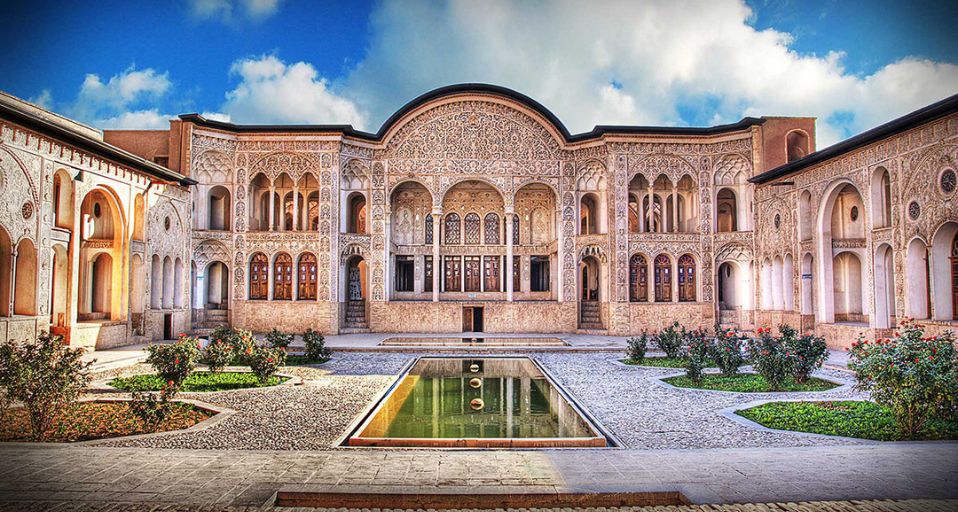 ویلا با ترکیب ایوان سنتی و فناوری هوشمند برای کنترل دما و نور