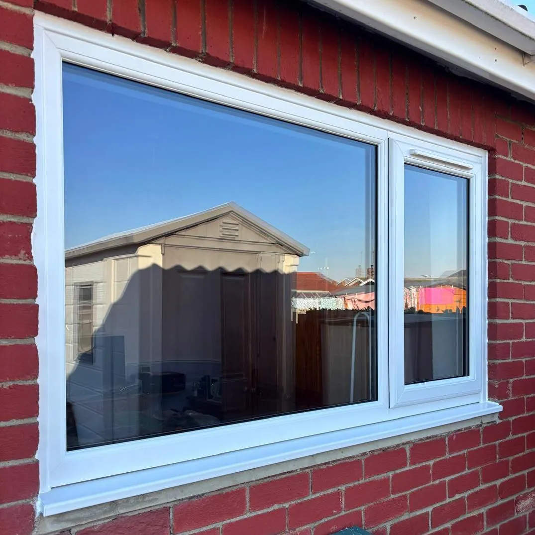 نمونه پنجره UPVC با فریم سفید و شیشه دو جداره در ویلاهای لوکس