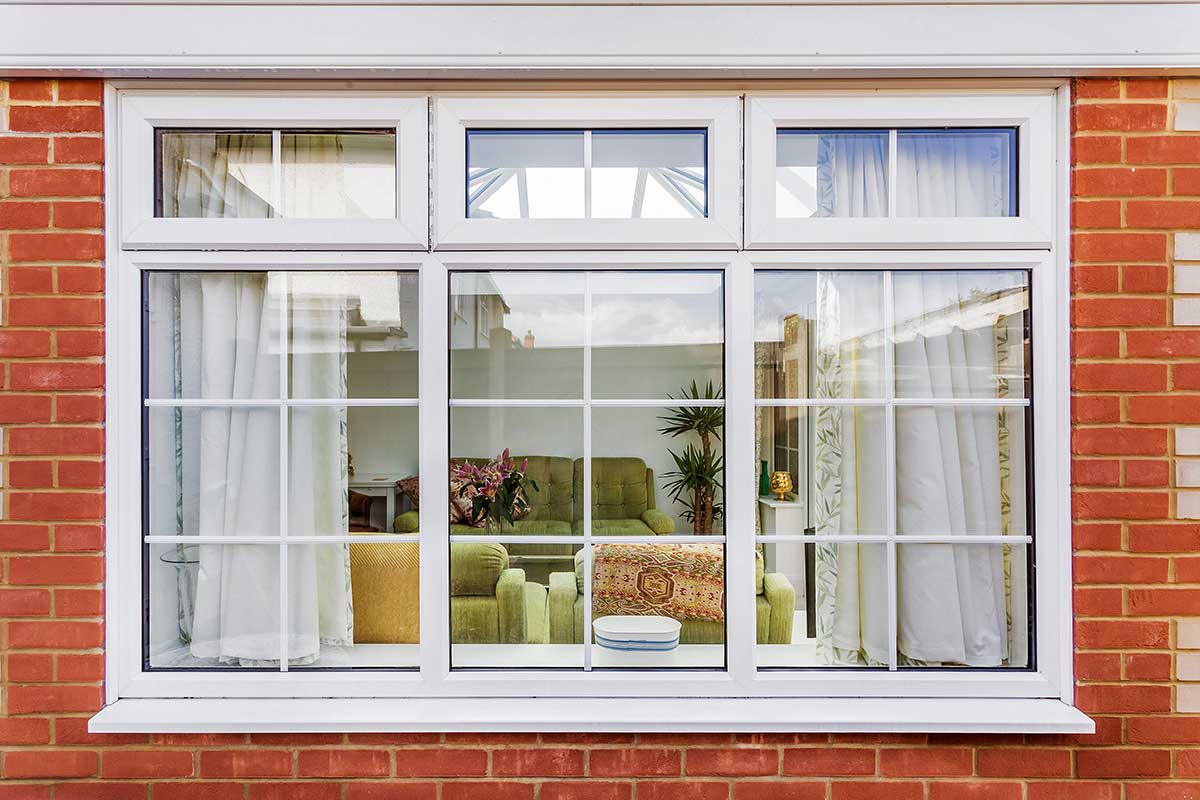 پنجره UPVC نصب شده در نمای ویلا با نمایی شفاف و زیبا
