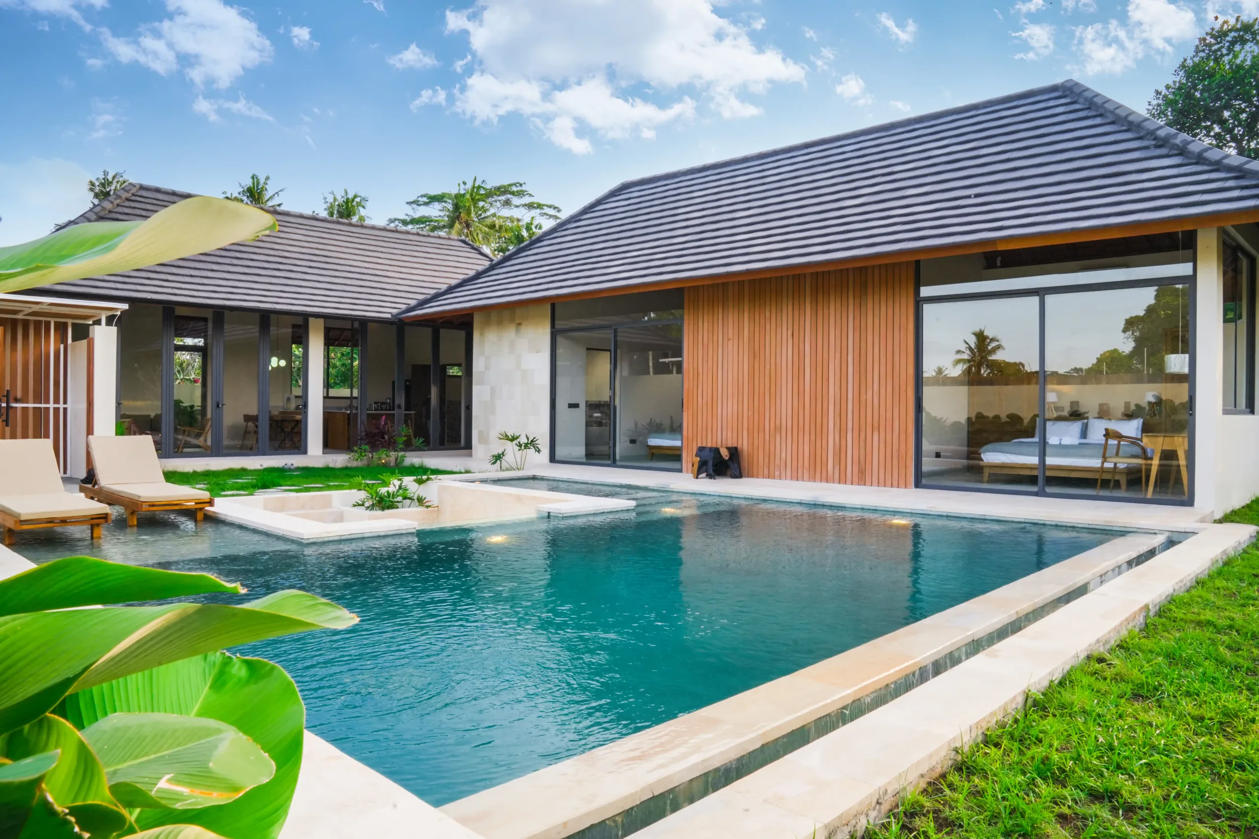 ویلای سبز با نمایی از باغ و فضای سبز اطراف، نشاندهنده ترکیب معماری مدرن و طبیعت