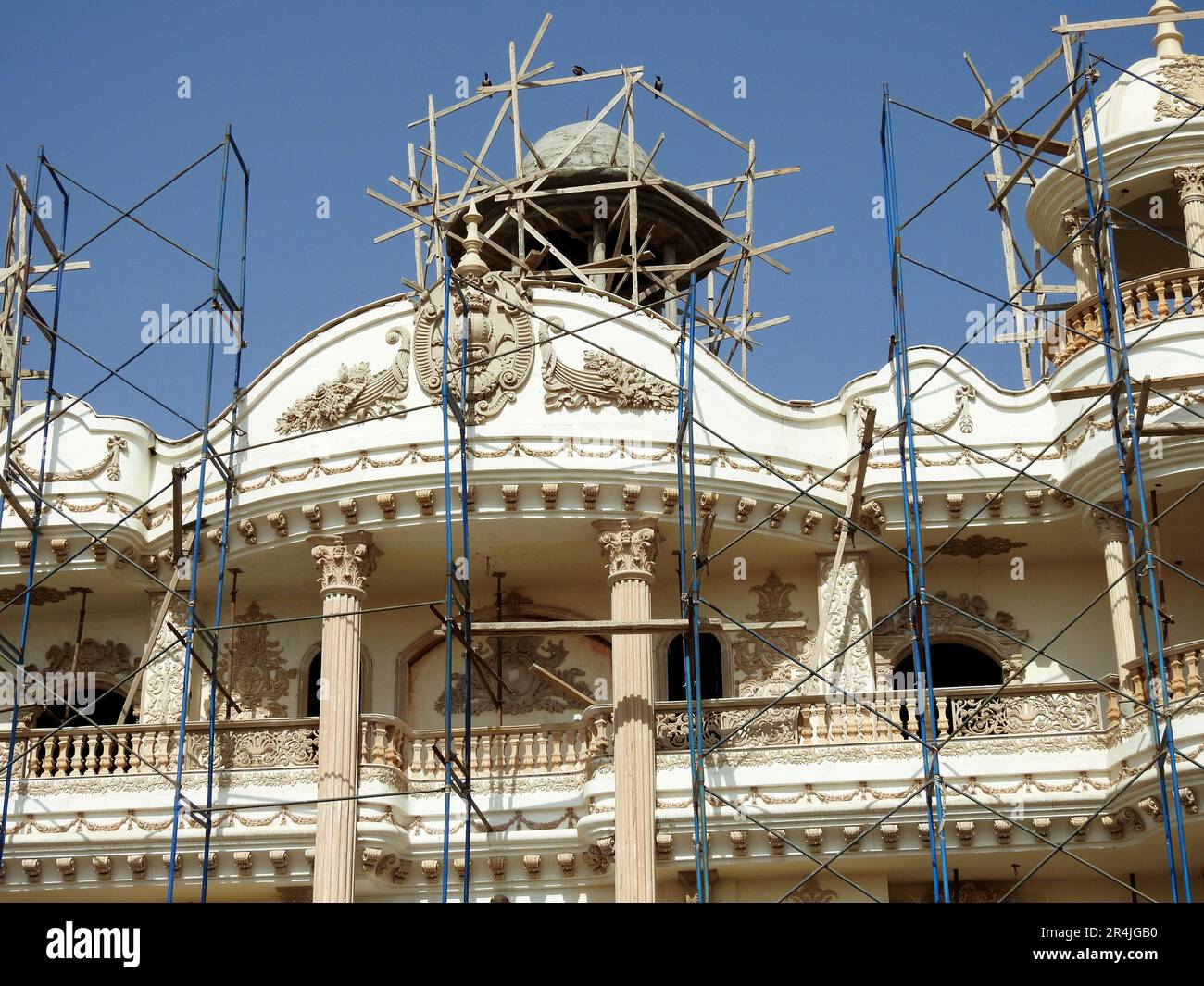 پروژه ساخت ویلا در حال پیشرفت با اسکافولدینگ و تکمیل نما