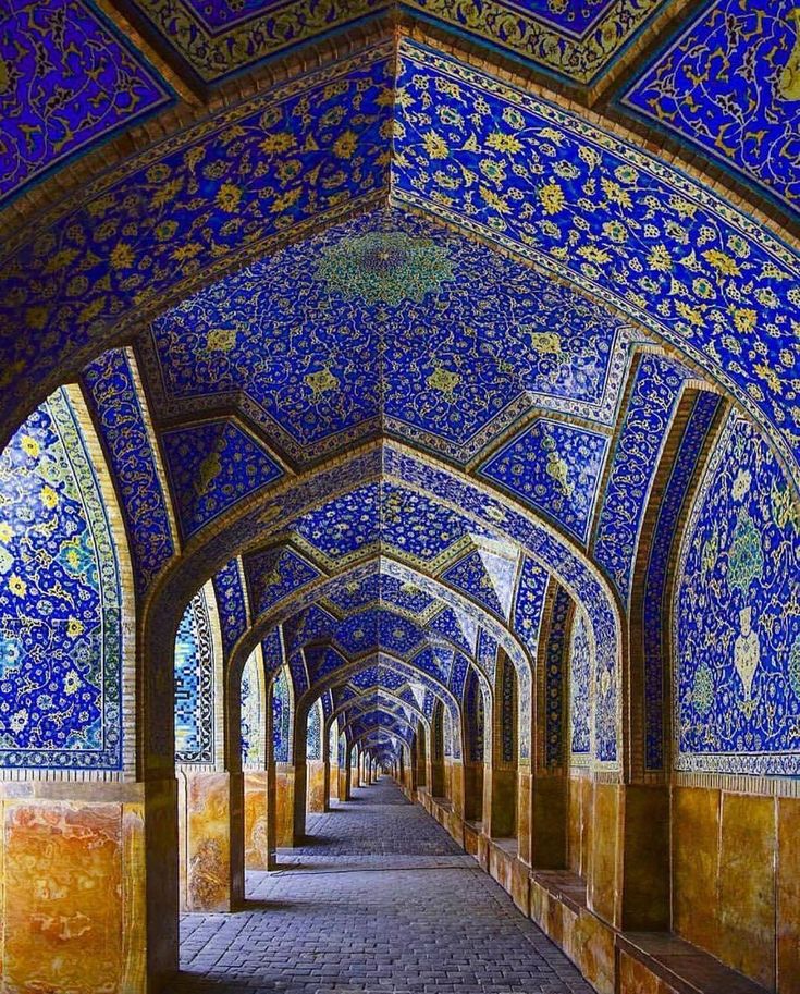 طراحی داخلی ویلا با ایوان و ستونهای الهامگرفته از معماری ایرانی