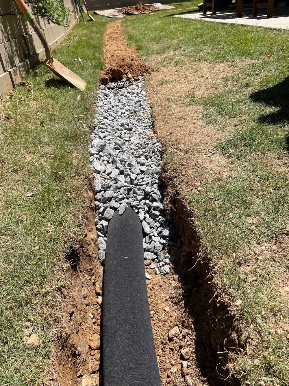 نصب French drain برای زهکشی زیرزمینی محوطه