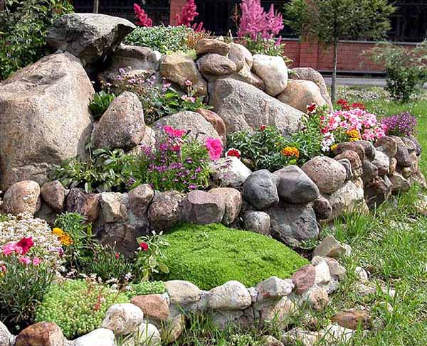نمونهای از باغ سنگی مدرن در فضای باز ویلا
