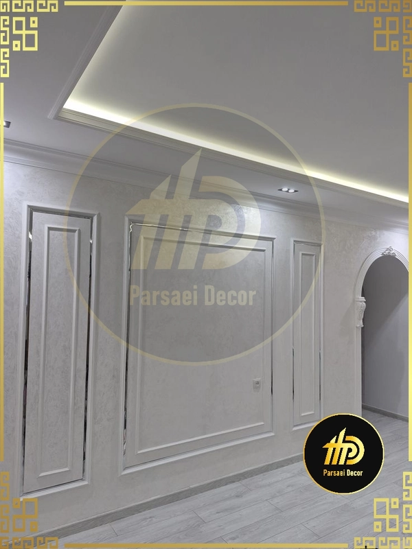 قاببندی دیوار با قاب مرکزی بزرگ و قابهای عمودی باریک
