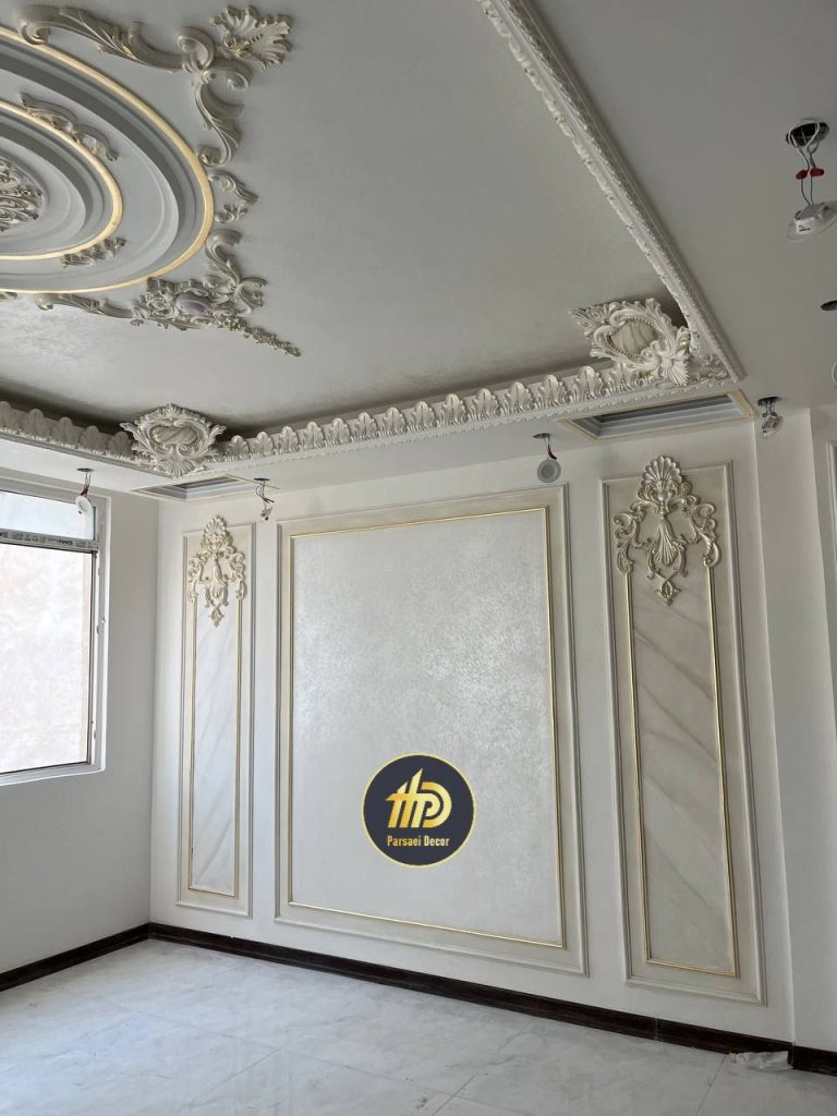 قاببندی کلاسیک دیوار با جزئیات طلایی و گچبری تزیینی
