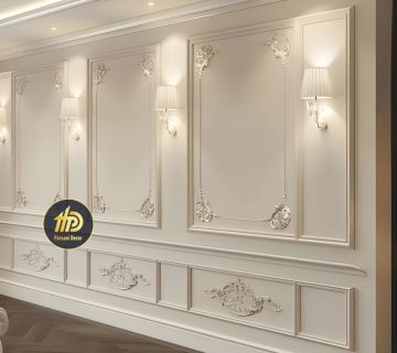 قاب‌بندی کلاسیک دیوار با چراغ‌های دیواری و گل‌گوشه‌های گچی